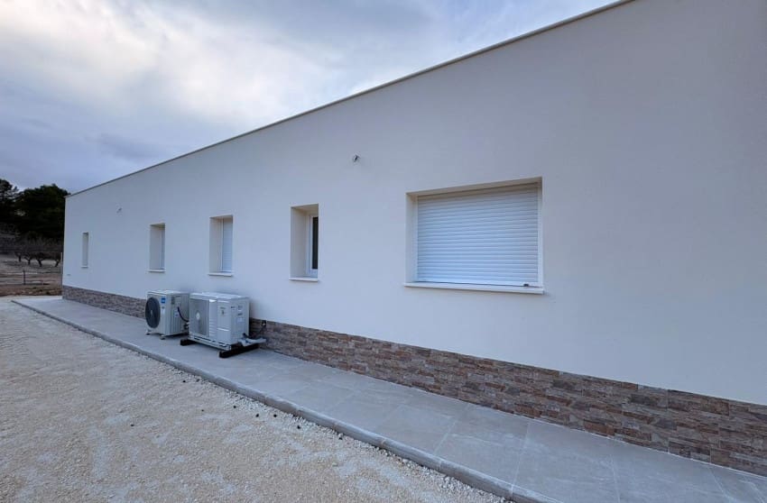 Chalet de 3 habitaciones en Pinoso en venta con piscina - 399.995 € (Ref: 9599811)