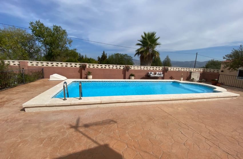 5 bedroom Villa for sale in Sax with pool - € 375,000 (Ref: 9601528)