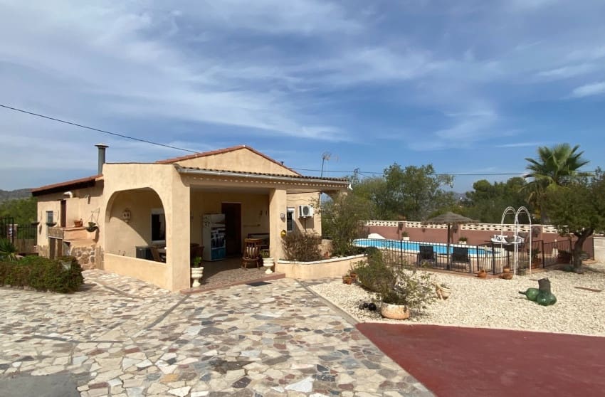 5 bedroom Villa for sale in Sax with pool - € 375,000 (Ref: 9601528)