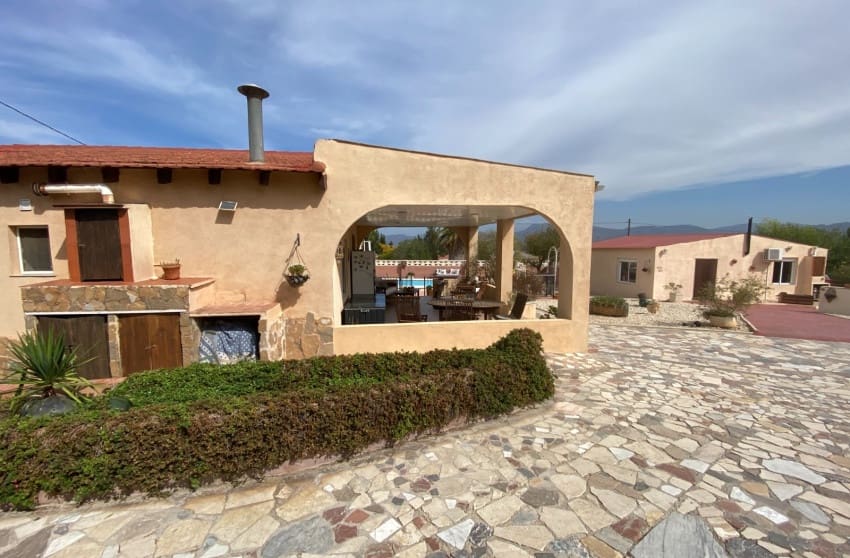 5 bedroom Villa for sale in Sax with pool - € 375,000 (Ref: 9601528)