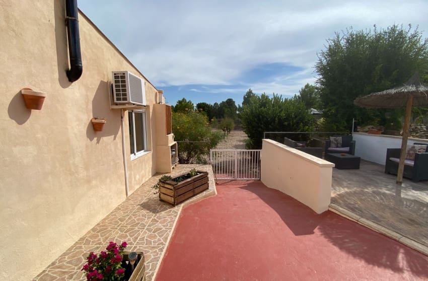 5 bedroom Villa for sale in Sax with pool - € 375,000 (Ref: 9601528)