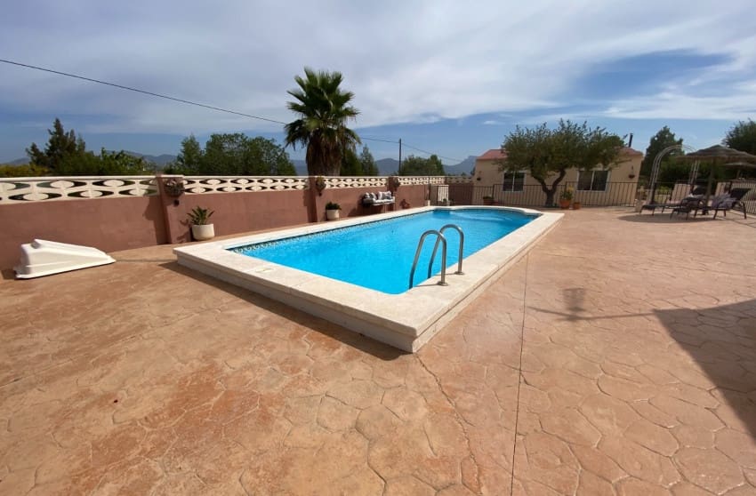 5 bedroom Villa for sale in Sax with pool - € 375,000 (Ref: 9601528)