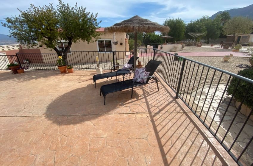 5 bedroom Villa for sale in Sax with pool - € 375,000 (Ref: 9601528)