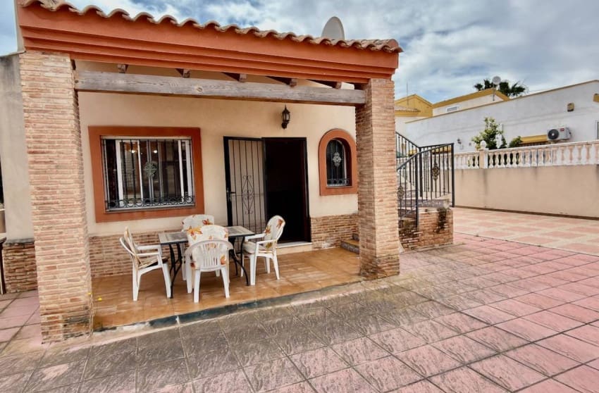 2 Zimmer Villa zu verkaufen in Guardamar del Segura mit Pool - 180.000 € (Ref: 9601533)