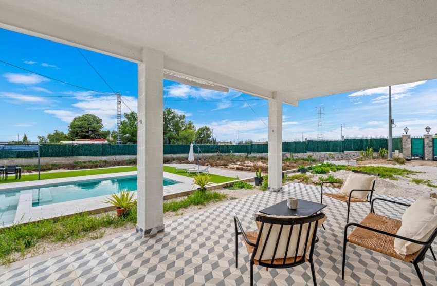 Chalet de 3 habitaciones en Elche / Elx en venta con piscina - 385.000 € (Ref: 9601536)