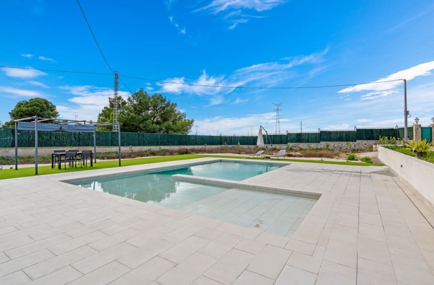 Chalet de 3 habitaciones en Elche / Elx en venta con piscina - 385.000 € (Ref: 9601536)