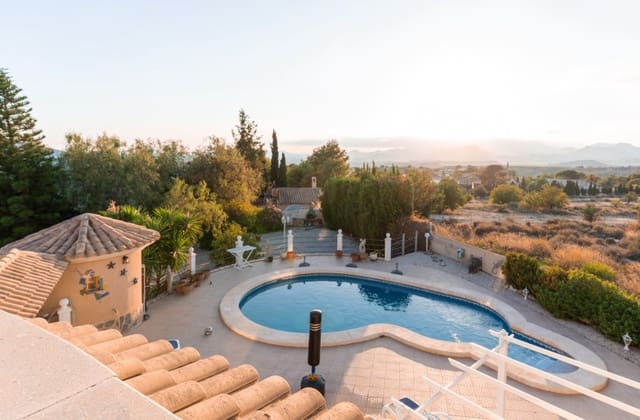 3 bedroom Villa for sale in Busot with pool - € 595,000 (Ref: 9676502)