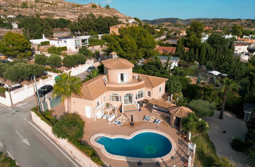 3 bedroom Villa for sale in Busot with pool - € 595,000 (Ref: 9676502)