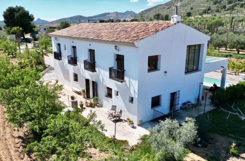 Chalet de 7 habitaciones en Hondón de las Nieves en venta con piscina - 725.000 € (Ref: 9700282)