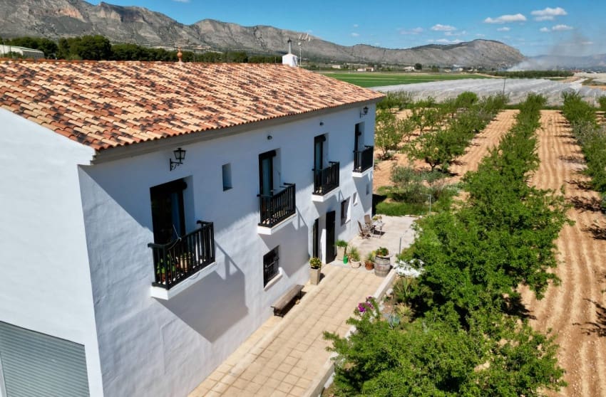 Chalet de 7 habitaciones en Hondón de las Nieves en venta con piscina - 725.000 € (Ref: 9700282)