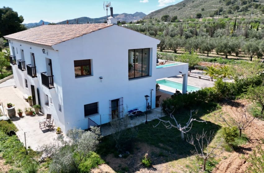 Chalet de 7 habitaciones en Hondón de las Nieves en venta con piscina - 725.000 € (Ref: 9700282)