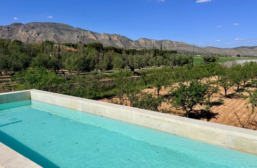 Chalet de 7 habitaciones en Hondón de las Nieves en venta con piscina - 725.000 € (Ref: 9700282)