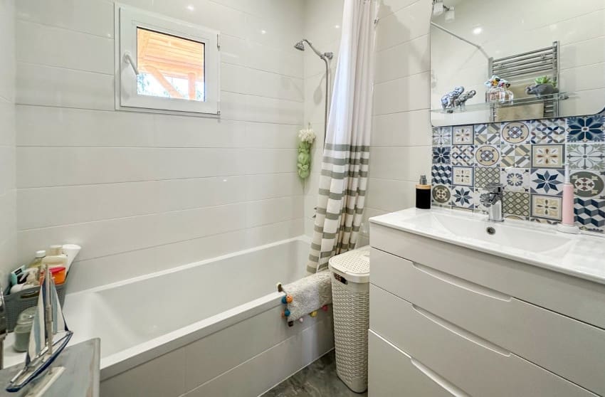 5 bedroom Villa for sale in Sax with pool garage - € 484,950 (Ref: 9700285)