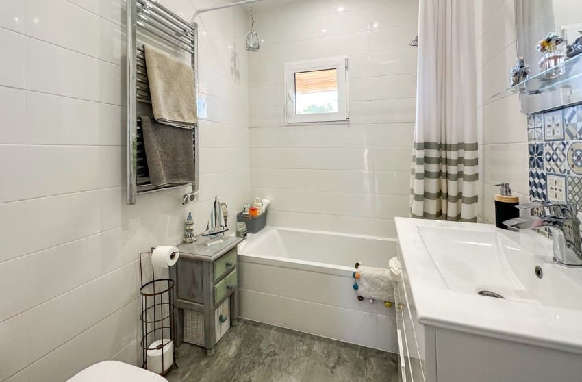 5 bedroom Villa for sale in Sax with pool garage - € 484,950 (Ref: 9700285)