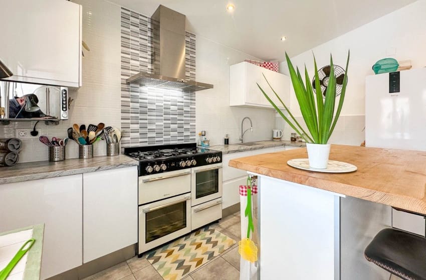 5 bedroom Villa for sale in Sax with pool garage - € 484,950 (Ref: 9700285)