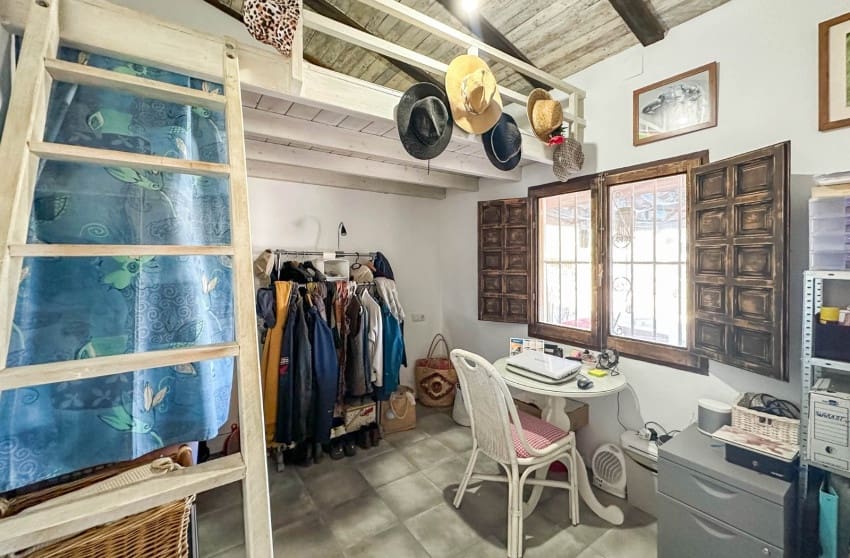 5 bedroom Villa for sale in Sax with pool garage - € 484,950 (Ref: 9700285)