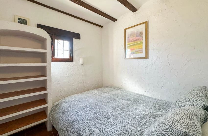 5 bedroom Villa for sale in Sax with pool garage - € 484,950 (Ref: 9700285)