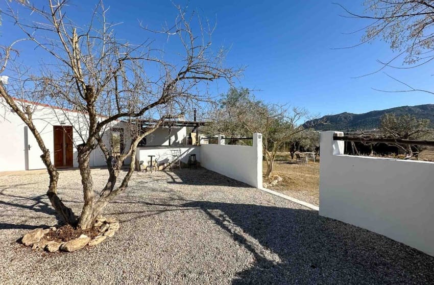 5 bedroom Villa for sale in Sax with pool garage - € 484,950 (Ref: 9700285)