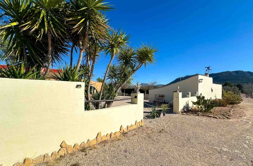 5 bedroom Villa for sale in Sax with pool garage - € 484,950 (Ref: 9700285)