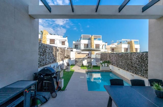 Casa de 3 habitaciones en Villamartin, Orihuela en venta con piscina - 325.000 € (Ref: 9709176)