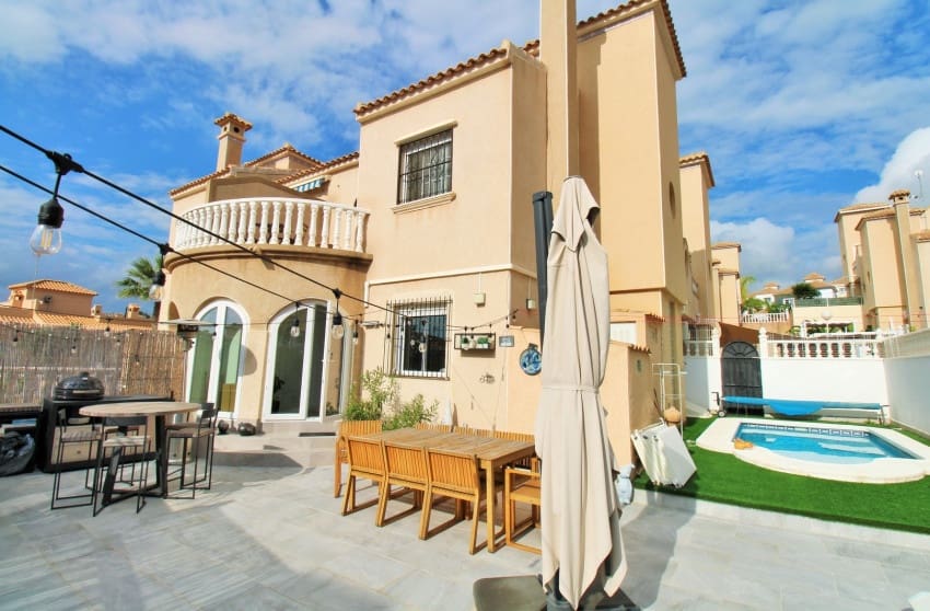 2 Zimmer Haus zu verkaufen in Villamartin mit Pool - 279.900 € (Ref: 9813624)