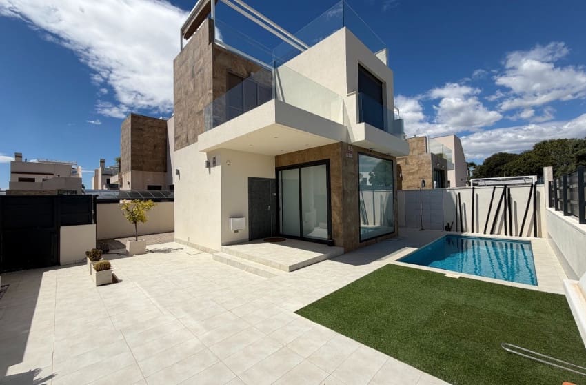3 bedroom Villa for sale in Ciudad Quesada with pool - € 399,900 (Ref: 9813625)