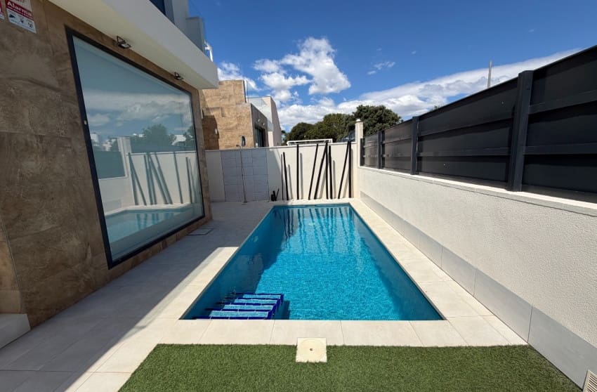 3 bedroom Villa for sale in Ciudad Quesada with pool - € 399,900 (Ref: 9813625)