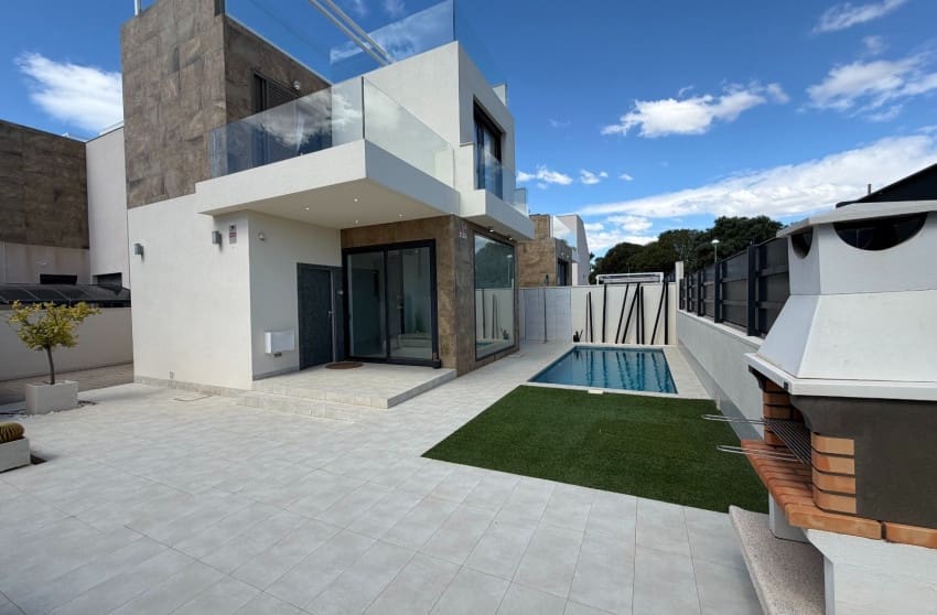 3 bedroom Villa for sale in Ciudad Quesada with pool - € 399,900 (Ref: 9813625)