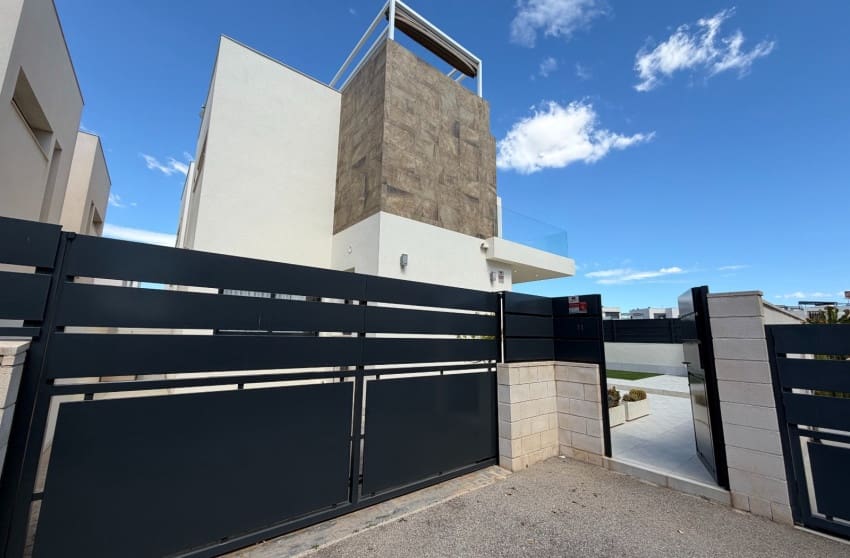 3 bedroom Villa for sale in Ciudad Quesada with pool - € 399,900 (Ref: 9813625)