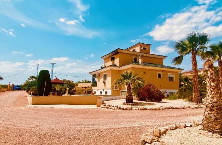 4 bedroom Villa for sale in Macisvenda with pool garage - € 475,000 (Ref: 9826858)