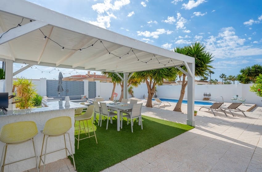 3 bedroom Villa for sale in Pueblo Bravo with pool - € 440,000 (Ref: 9842021)