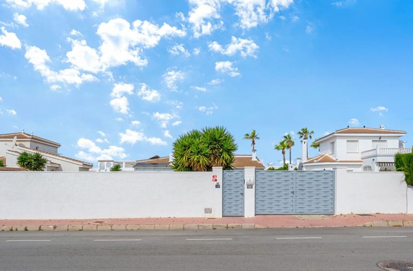 3 bedroom Villa for sale in Pueblo Bravo with pool - € 440,000 (Ref: 9842021)