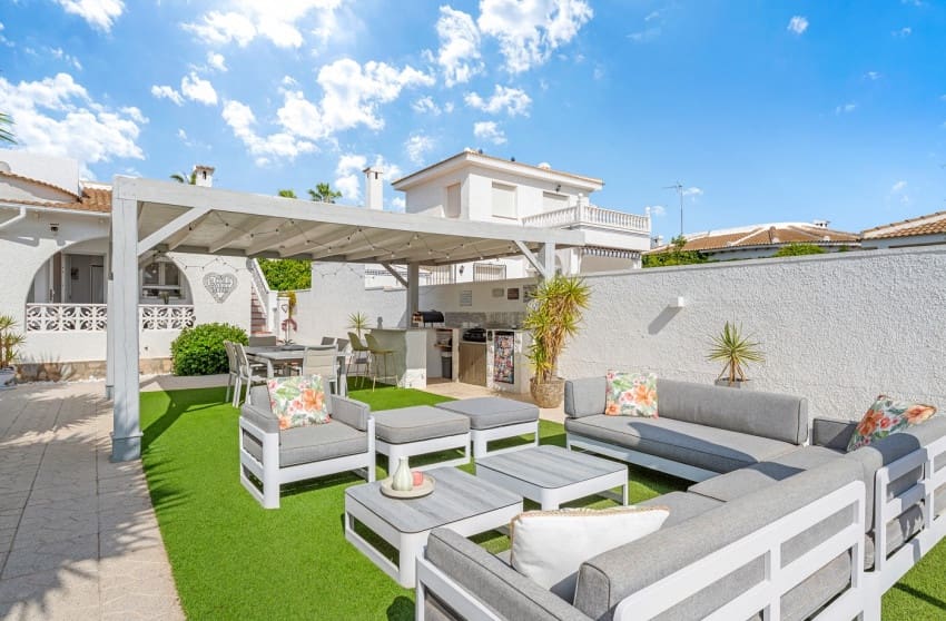 3 bedroom Villa for sale in Pueblo Bravo with pool - € 440,000 (Ref: 9842021)