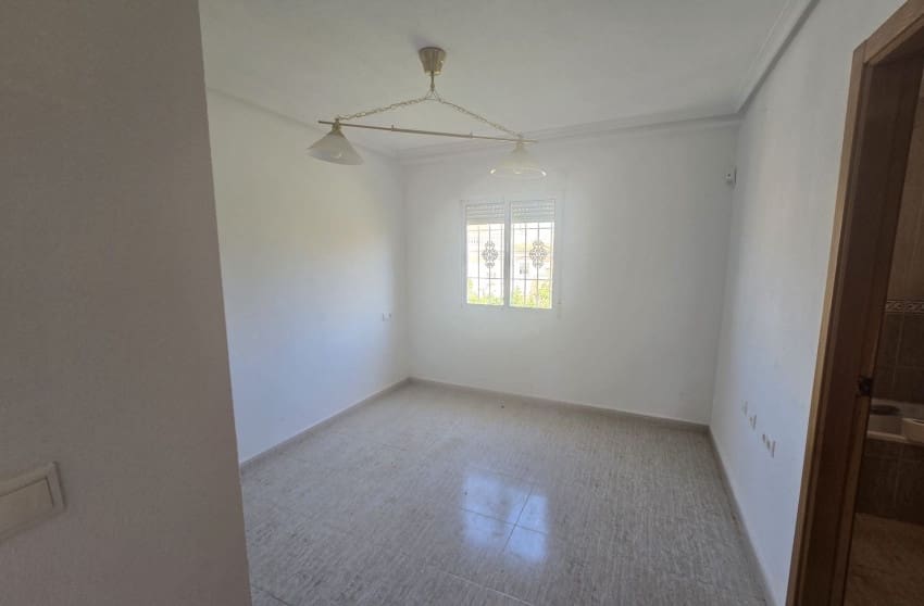 5 bedroom Villa for sale in Monforte del Cid with pool - € 349,995 (Ref: 9842022)