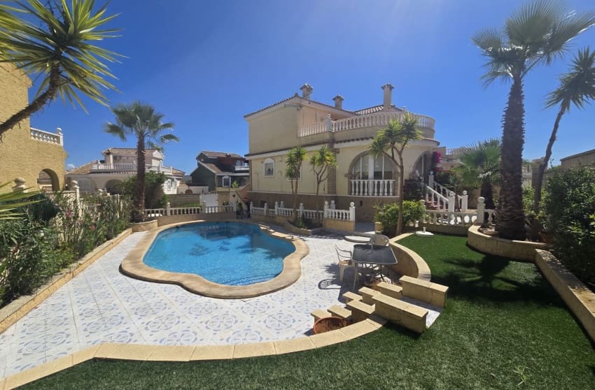 5 bedroom Villa for sale in Monforte del Cid with pool - € 349,995 (Ref: 9842022)