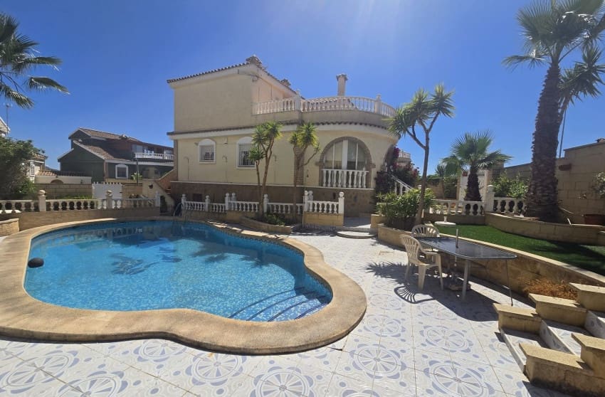 5 bedroom Villa for sale in Monforte del Cid with pool - € 349,995 (Ref: 9842022)