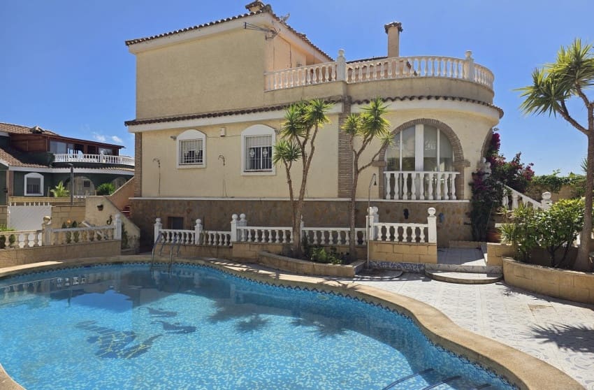 5 bedroom Villa for sale in Monforte del Cid with pool - € 349,995 (Ref: 9842022)