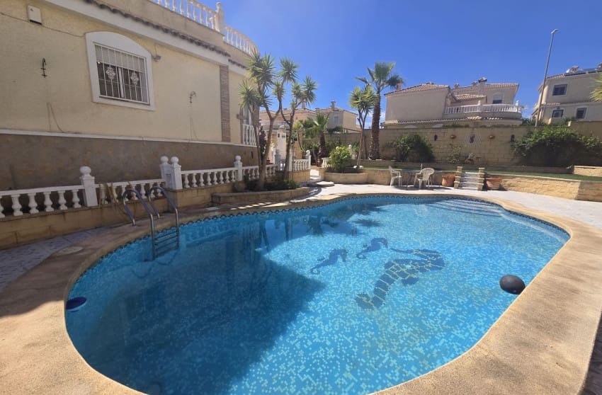 5 bedroom Villa for sale in Monforte del Cid with pool - € 349,995 (Ref: 9842022)