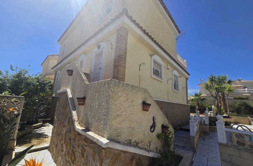 5 bedroom Villa for sale in Monforte del Cid with pool - € 349,995 (Ref: 9842022)