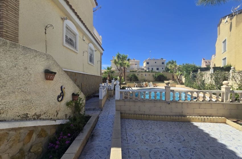 5 bedroom Villa for sale in Monforte del Cid with pool - € 349,995 (Ref: 9842022)