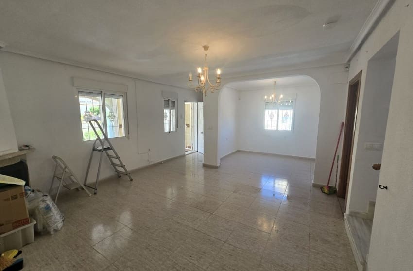 5 bedroom Villa for sale in Monforte del Cid with pool - € 349,995 (Ref: 9842022)