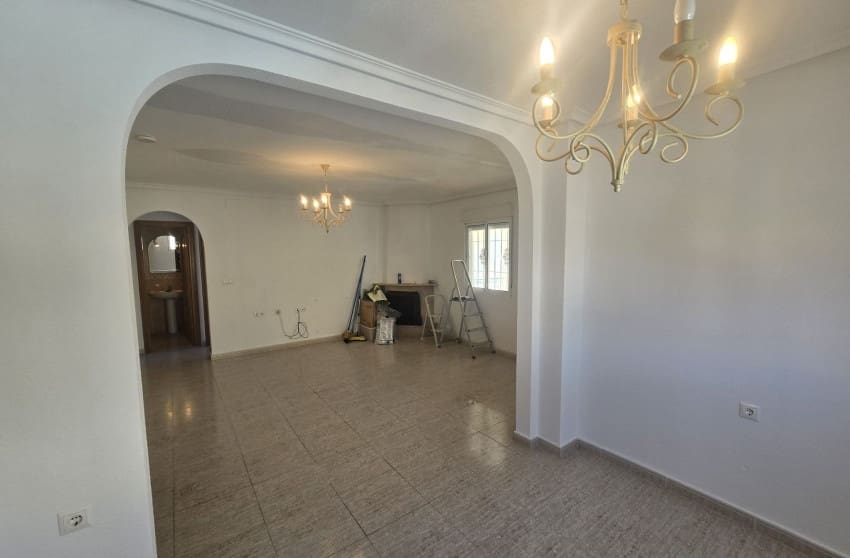 5 bedroom Villa for sale in Monforte del Cid with pool - € 349,995 (Ref: 9842022)