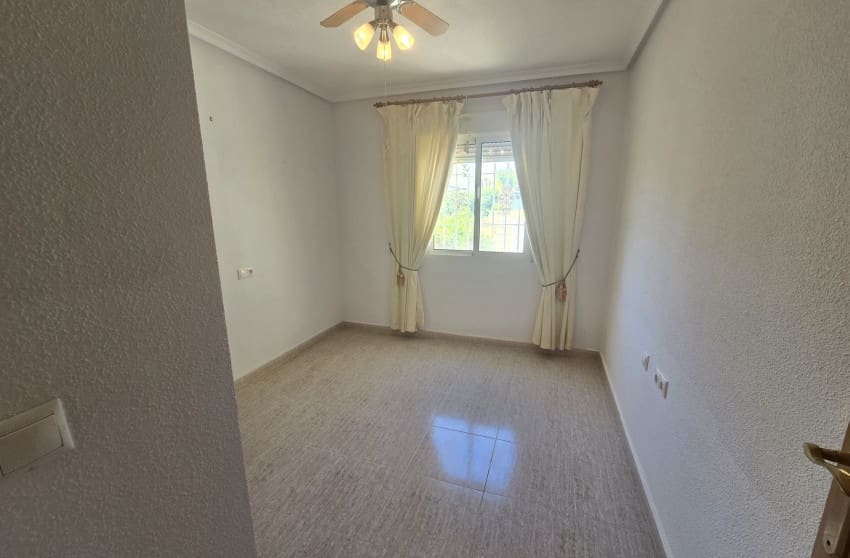 5 bedroom Villa for sale in Monforte del Cid with pool - € 349,995 (Ref: 9842022)