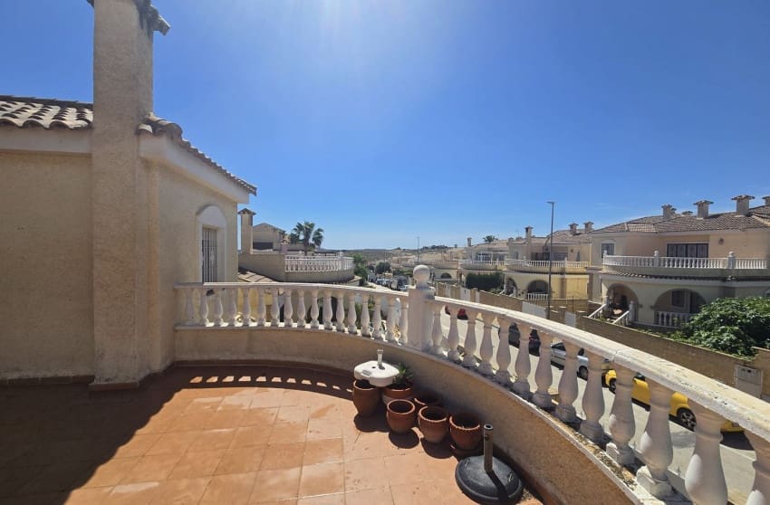 5 bedroom Villa for sale in Monforte del Cid with pool - € 349,995 (Ref: 9842022)