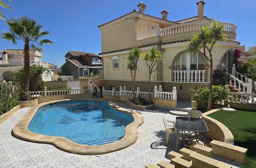 5 bedroom Villa for sale in Monforte del Cid with pool - € 349,995 (Ref: 9842022)