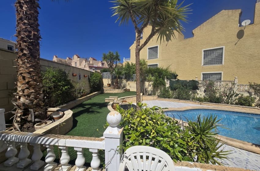 5 bedroom Villa for sale in Monforte del Cid with pool - € 349,995 (Ref: 9842022)