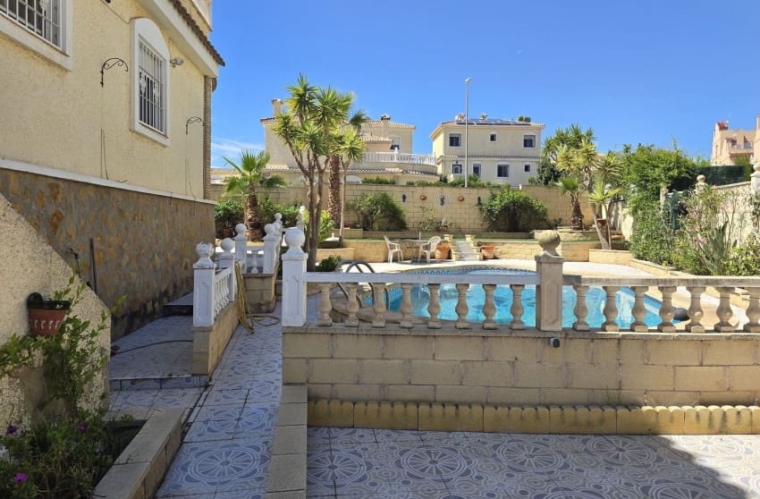 5 bedroom Villa for sale in Monforte del Cid with pool - € 349,995 (Ref: 9842022)