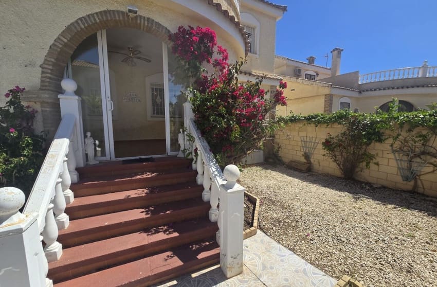 5 bedroom Villa for sale in Monforte del Cid with pool - € 349,995 (Ref: 9842022)
