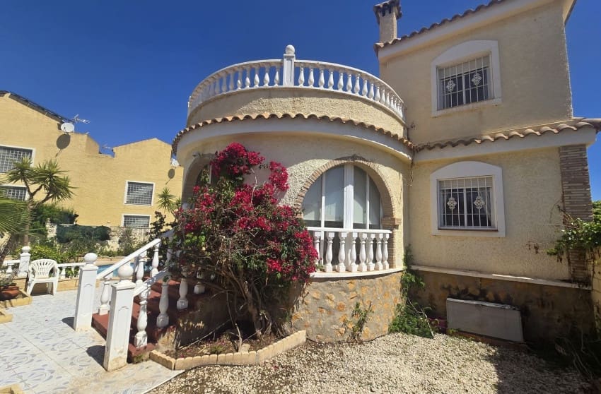 5 bedroom Villa for sale in Monforte del Cid with pool - € 349,995 (Ref: 9842022)