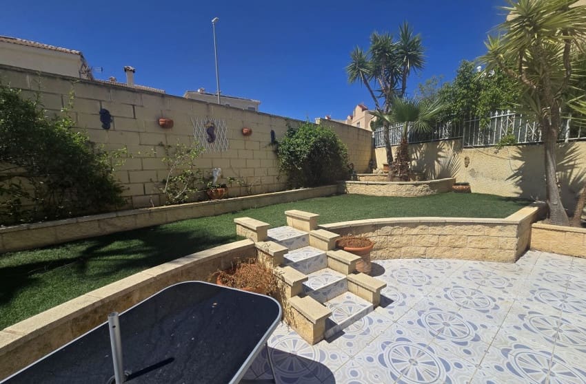 5 bedroom Villa for sale in Monforte del Cid with pool - € 349,995 (Ref: 9842022)